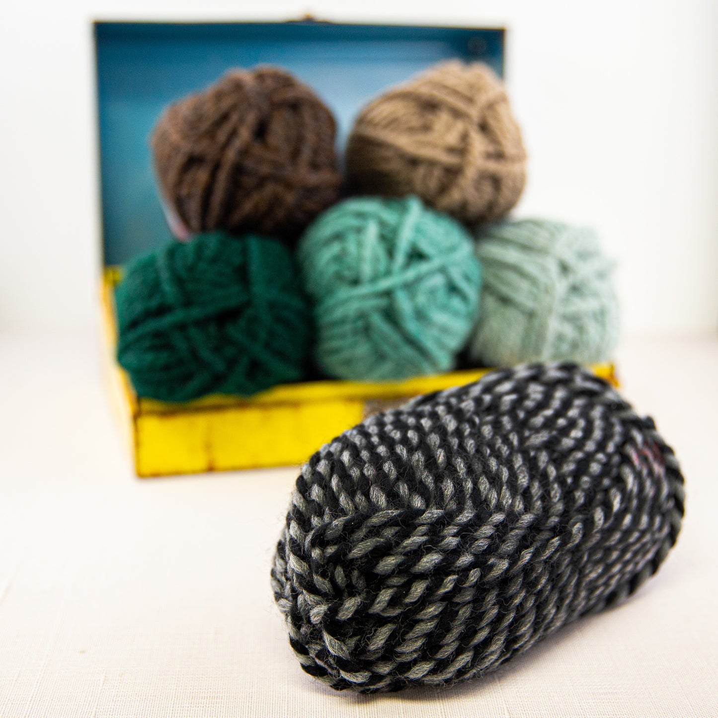 Encore Mega Gray Black (365) | Yarn - Super Bulky