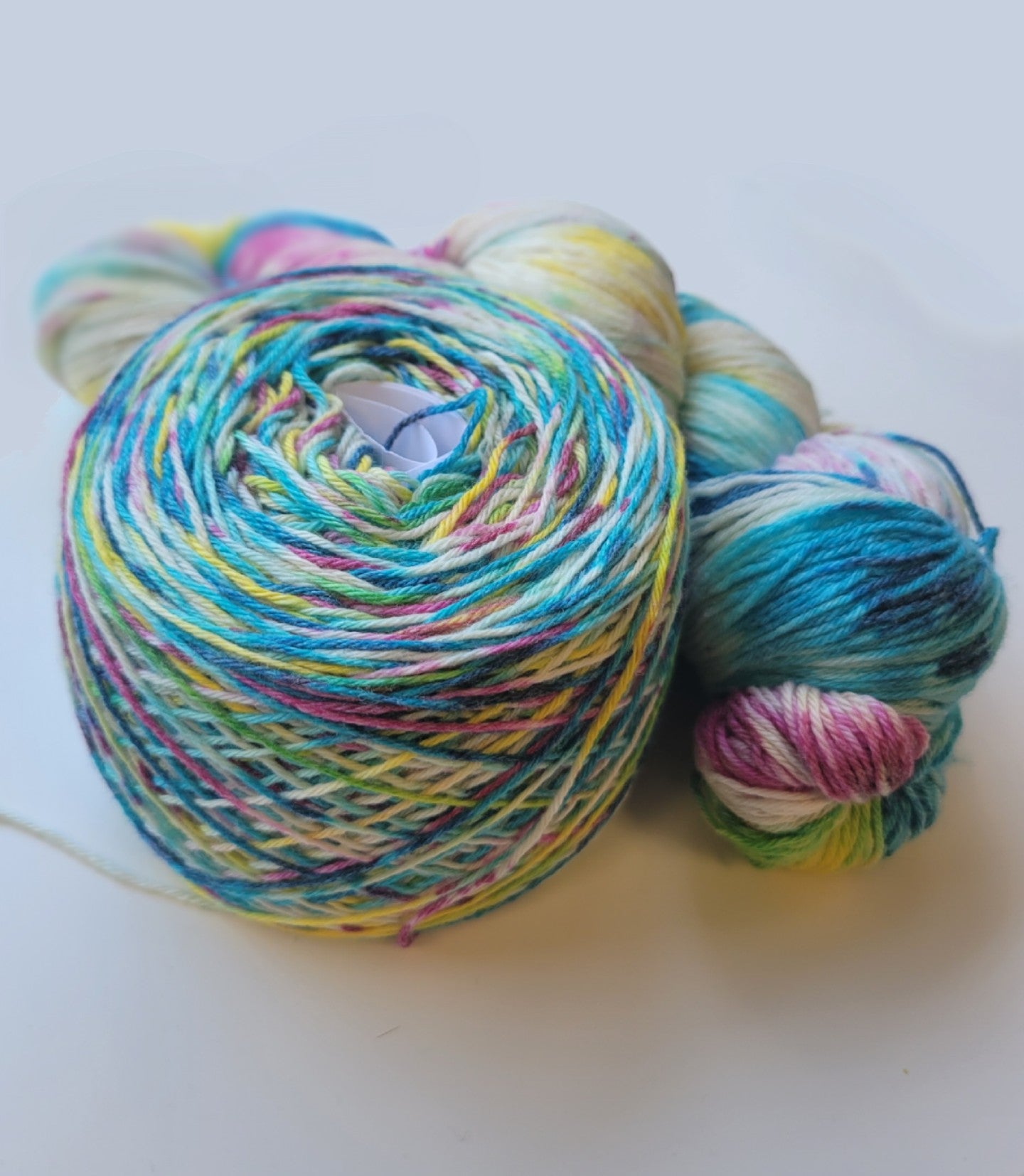 Woobles- Pierre the Penguin Kit – Candy Skein